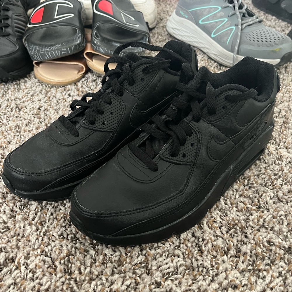 Black Nike air max tennis shoes size 6 youth